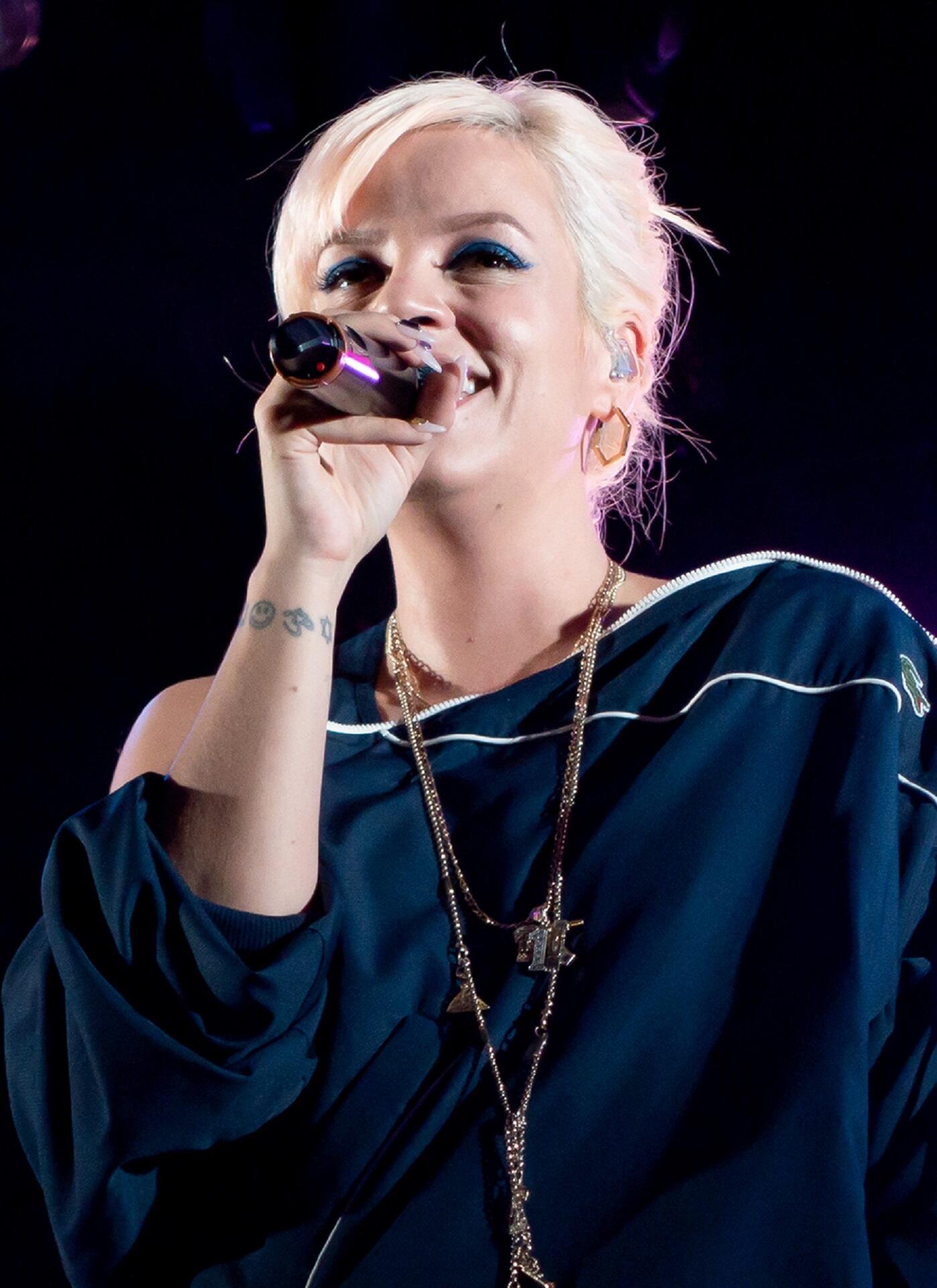 lily-allen lilly allen performing
